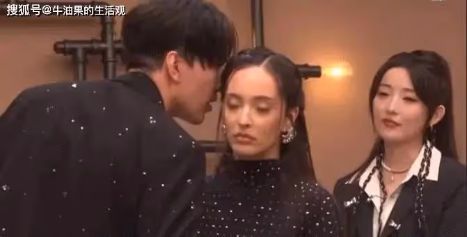 那英得歌王被罵上熱搜，歌手後台直播最尷尬的一幕出現了……