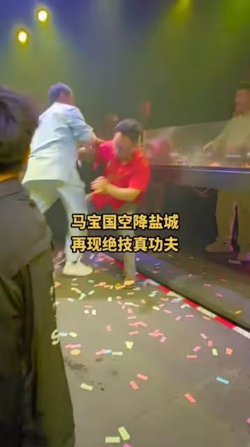 馬保國現身酒吧商演,和年輕人比武,年輕人直夸真功夫,太假了