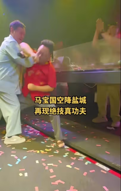 馬保國現身酒吧商演,和年輕人比武,年輕人直夸真功夫,太假了