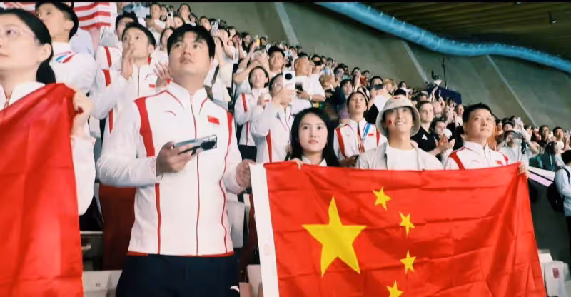 演員牛駿峰現場見證金牌的誕生,坐在陳若琳旁邊,網友:你出息了