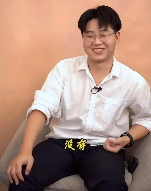 前線吃瓜!孫卓口音變了,打扮廳里廳氣,很會說話像極了孫海洋