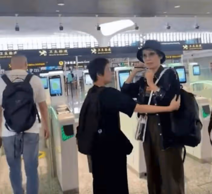 香港女星機場被男人破口大罵!大氣回應暖哭網友!