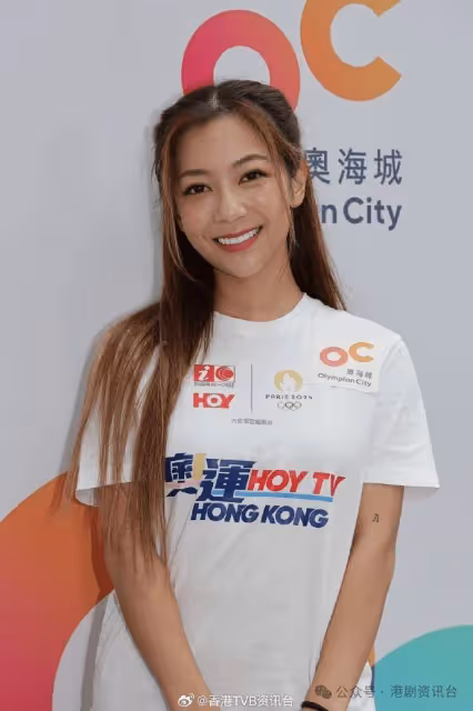何雁詩首做奧運主持負責高爾夫球!三代同去日本為搭長途機做準備
