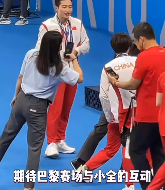 郭晶晶擔任裁判長氣質超好,為年輕運動員點贊,本人超有愛