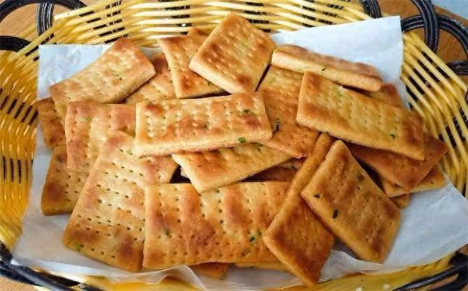 一碗面,加點蔥花,不用烤箱,不油炸,香蔥蘇打餅乾,孩子超喜歡
