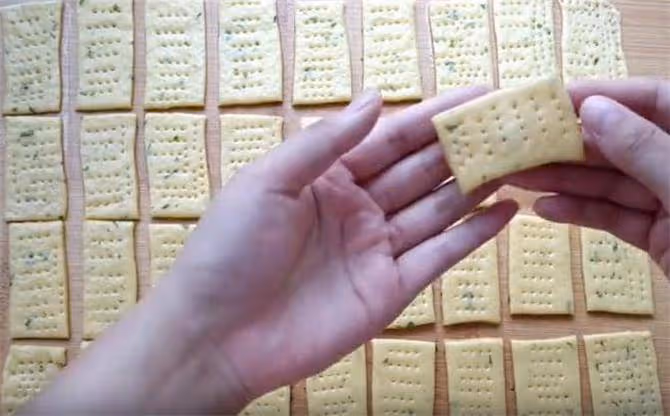 一碗面,加點蔥花,不用烤箱,不油炸,香蔥蘇打餅乾,孩子超喜歡