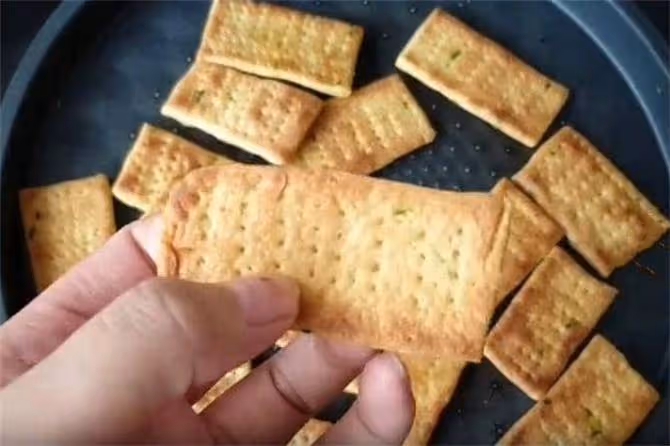 一碗面,加點蔥花,不用烤箱,不油炸,香蔥蘇打餅乾,孩子超喜歡