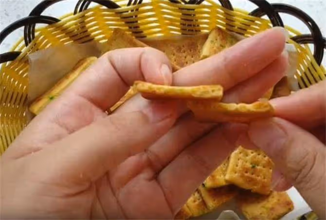 一碗面，加點蔥花，不用烤箱，不油炸，香蔥蘇打餅乾，孩子超喜歡