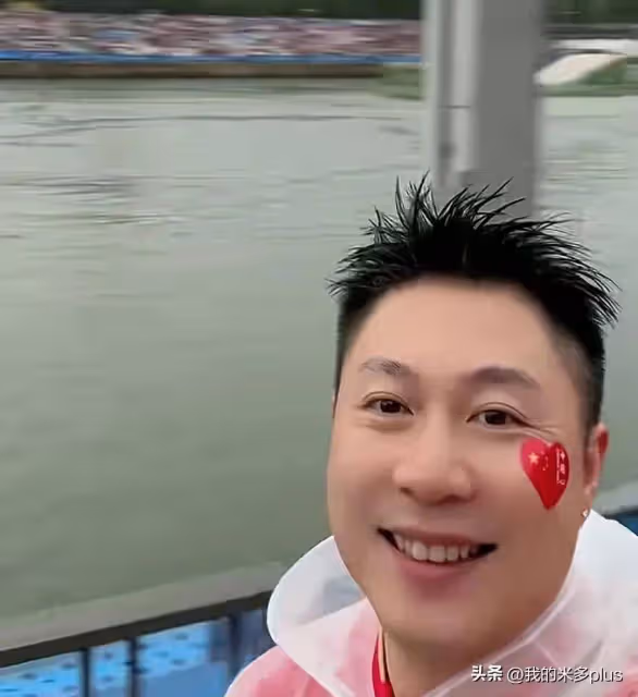 李小鵬與女兒現身奧運開幕式,12歲奧莉向中國隊比心,比爸爸激動