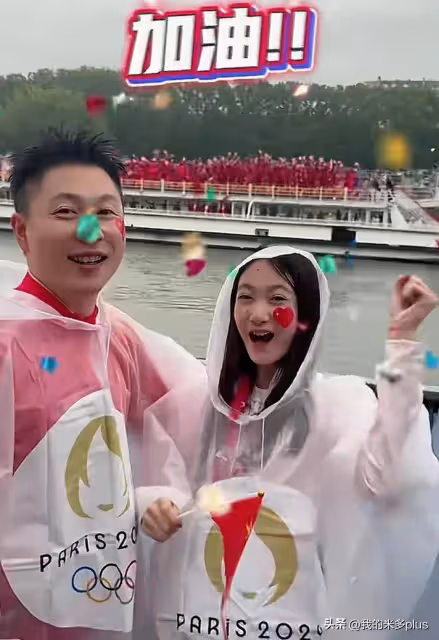李小鵬與女兒現身奧運開幕式,12歲奧莉向中國隊比心,比爸爸激動