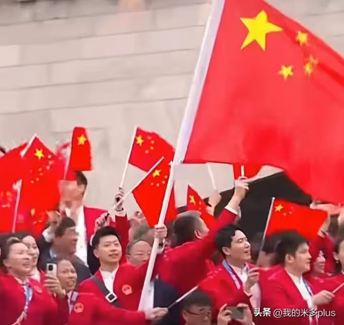 李小鵬與女兒現身奧運開幕式,12歲奧莉向中國隊比心,比爸爸激動