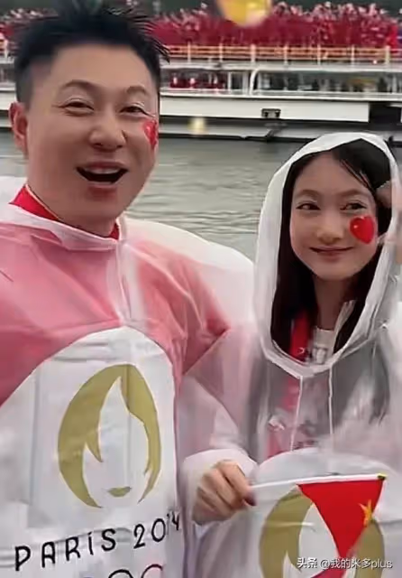 李小鵬與女兒現身奧運開幕式,12歲奧莉向中國隊比心,比爸爸激動