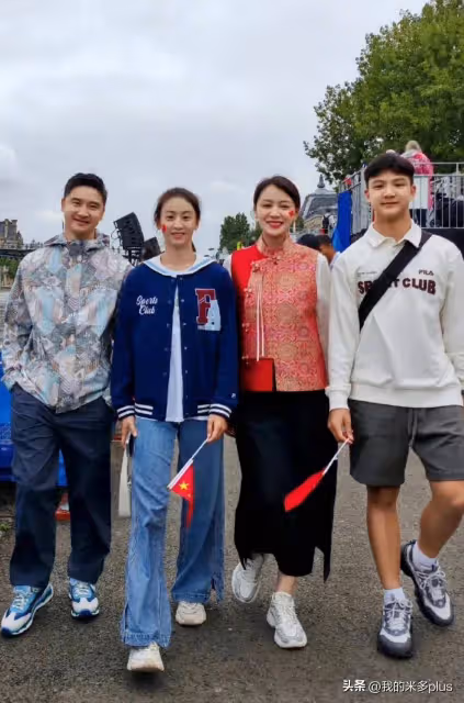 田亮一家巴黎看奧運,森碟梳馬尾氣質清麗,12歲弟弟高個子好魁梧