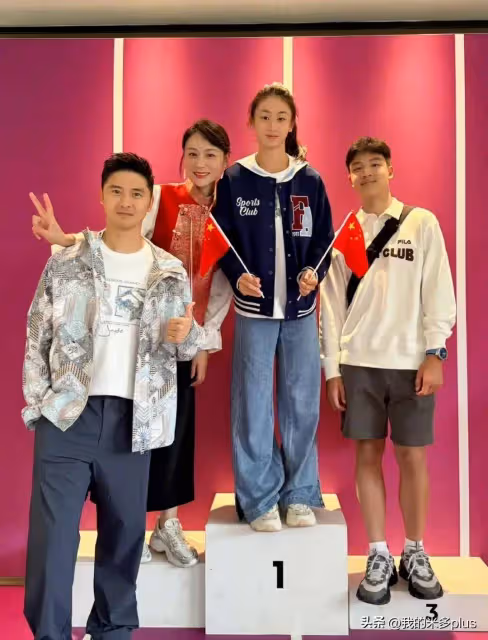 田亮一家巴黎看奧運,森碟梳馬尾氣質清麗,12歲弟弟高個子好魁梧
