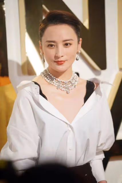 蔣勤勤身材真豐腴！穿深V裙領口開到腰差點「撐爆」，性感又迷人
