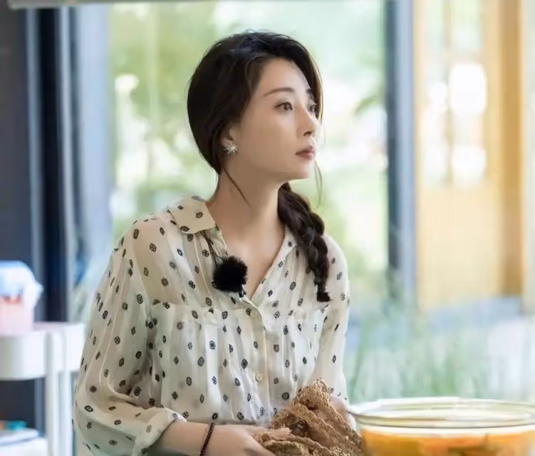 44歲殷桃,因「森林系穿搭」而走紅,沒有一絲俗氣,越看越高級