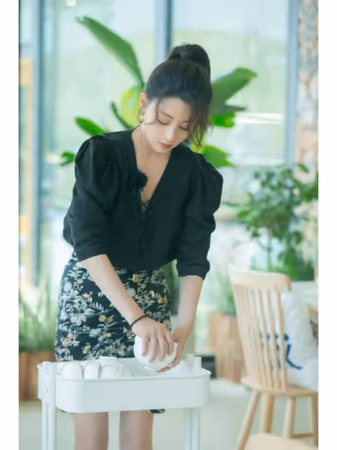 44歲殷桃,因「森林系穿搭」而走紅,沒有一絲俗氣,越看越高級