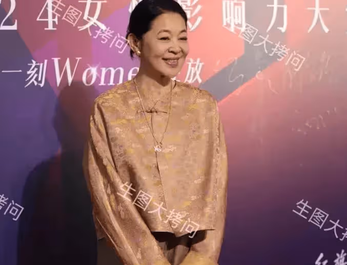65歲自然老去的倪萍,穿新中式優雅從容,醫美後真時髦,完全沒了土氣!