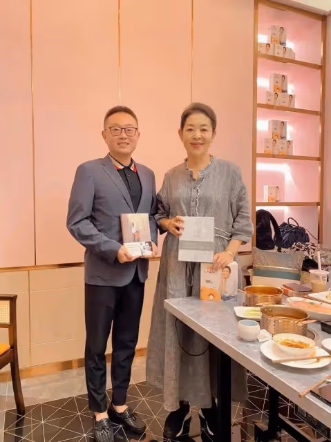 65歲自然老去的倪萍,穿新中式優雅從容,醫美後真時髦,完全沒了土氣!