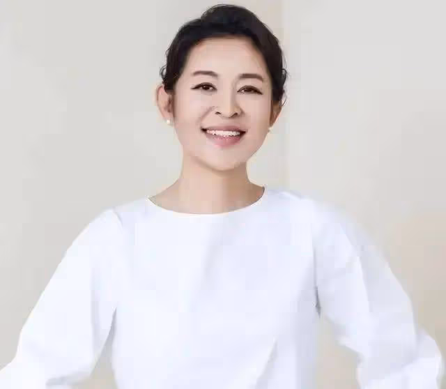 65歲自然老去的倪萍,穿新中式優雅從容,醫美後真時髦,完全沒了土氣!