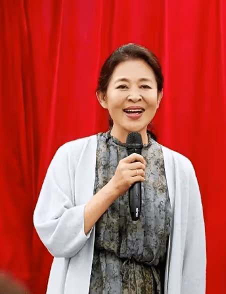 65歲自然老去的倪萍,穿新中式優雅從容,醫美後真時髦,完全沒了土氣!