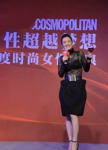 鞏俐越老越放得開,穿透視襯衫露出蕾絲內衣好性感,美出國際范