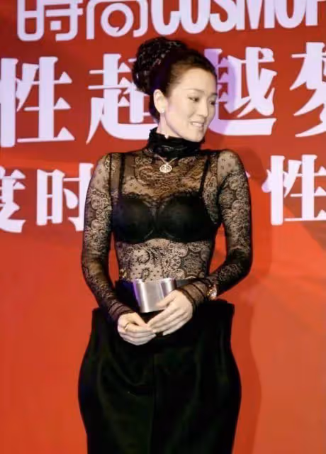 鞏俐越老越放得開,穿透視襯衫露出蕾絲內衣好性感,美出國際范