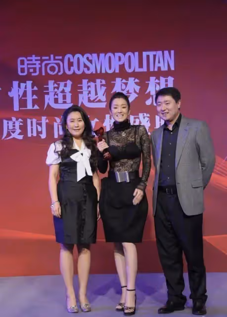 鞏俐越老越放得開,穿透視襯衫露出蕾絲內衣好性感,美出國際范