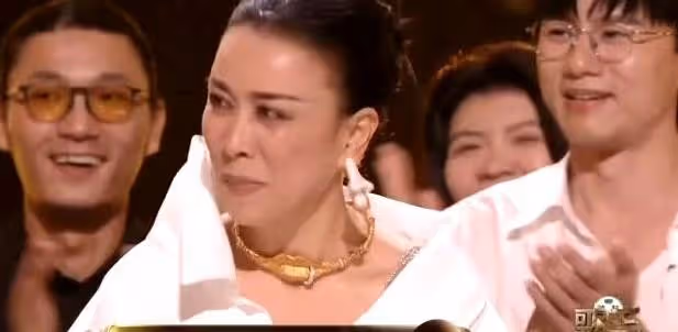 這場鬧劇，把她毀了