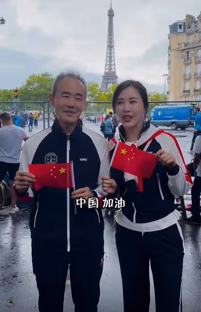 73歲王石和田朴珺在巴黎為奧運健兒加油，穿情侶裝越來越有夫妻相