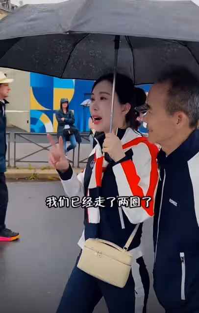 73歲王石和田朴珺在巴黎為奧運健兒加油，穿情侶裝越來越有夫妻相