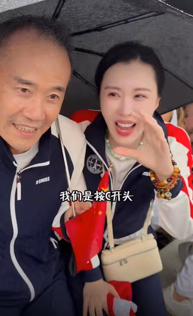 73歲王石和田朴珺在巴黎為奧運健兒加油，穿情侶裝越來越有夫妻相
