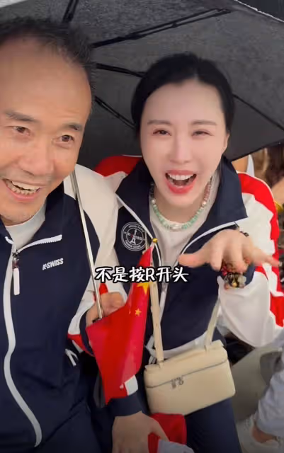 73歲王石和田朴珺在巴黎為奧運健兒加油，穿情侶裝越來越有夫妻相