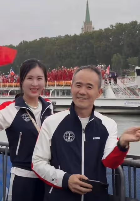 73歲王石和田朴珺在巴黎為奧運健兒加油，穿情侶裝越來越有夫妻相