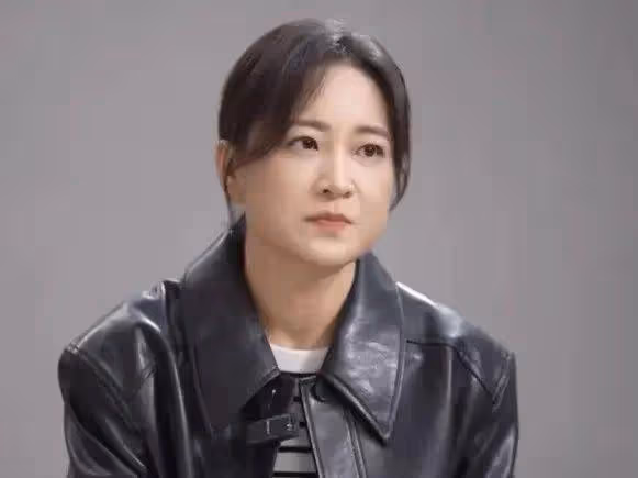 賈玲私人行程圖曝光,她把自己裹得很嚴實,網友質疑其身材復胖了