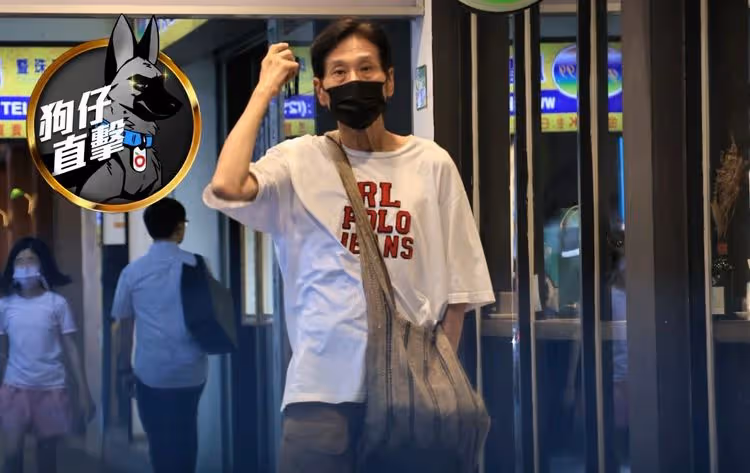狗仔直擊｜「爺孫戀」男星搭捷運買饅頭接地氣　喜翔戴老花眼鏡滑手機