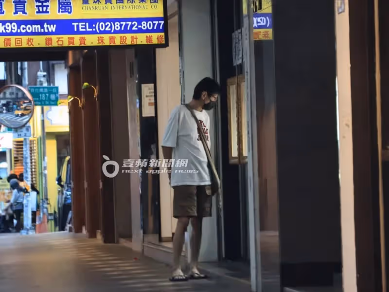 狗仔直擊｜「爺孫戀」男星搭捷運買饅頭接地氣　喜翔戴老花眼鏡滑手機