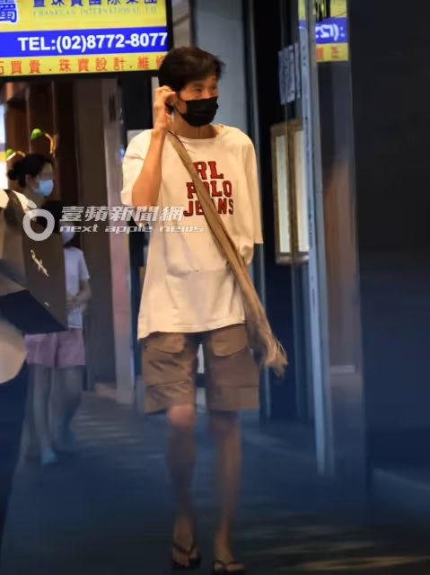 狗仔直擊｜「爺孫戀」男星搭捷運買饅頭接地氣　喜翔戴老花眼鏡滑手機