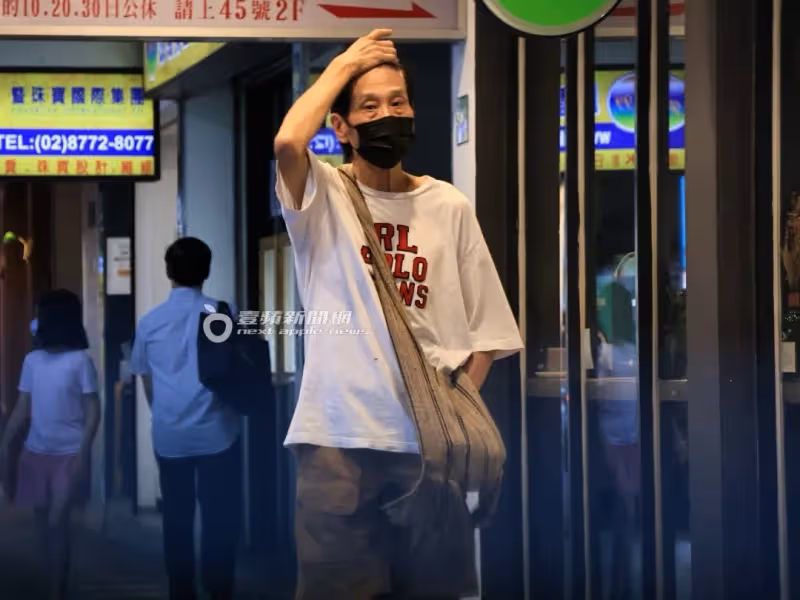 狗仔直擊｜「爺孫戀」男星搭捷運買饅頭接地氣　喜翔戴老花眼鏡滑手機