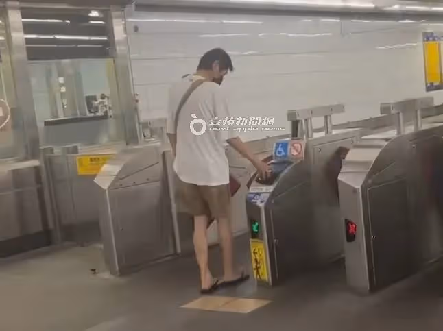 狗仔直擊｜「爺孫戀」男星搭捷運買饅頭接地氣　喜翔戴老花眼鏡滑手機