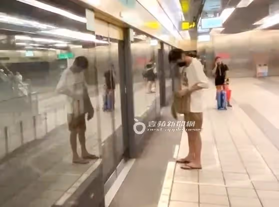 狗仔直擊｜「爺孫戀」男星搭捷運買饅頭接地氣　喜翔戴老花眼鏡滑手機