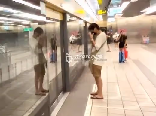 狗仔直擊｜「爺孫戀」男星搭捷運買饅頭接地氣　喜翔戴老花眼鏡滑手機