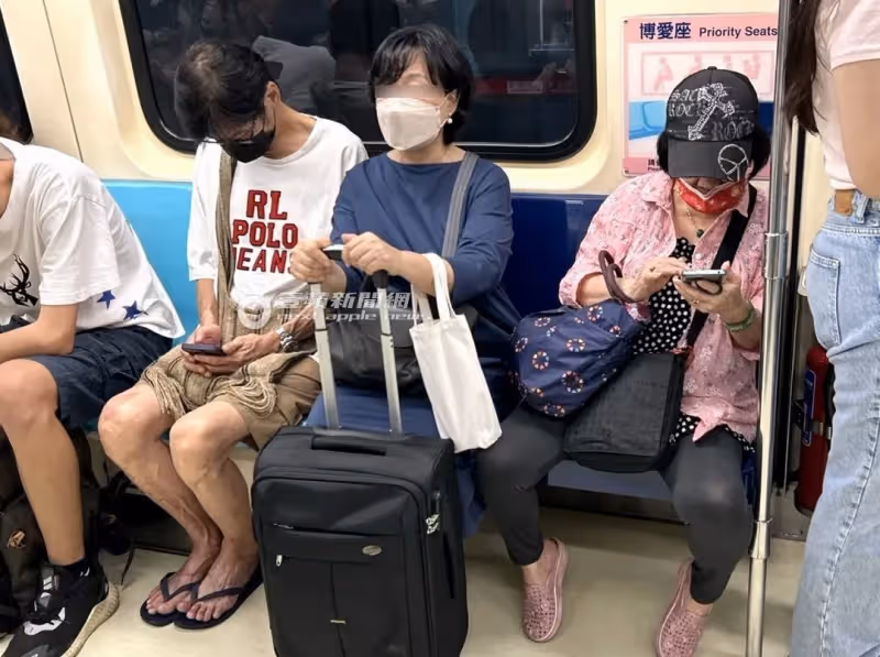 狗仔直擊｜「爺孫戀」男星搭捷運買饅頭接地氣　喜翔戴老花眼鏡滑手機
