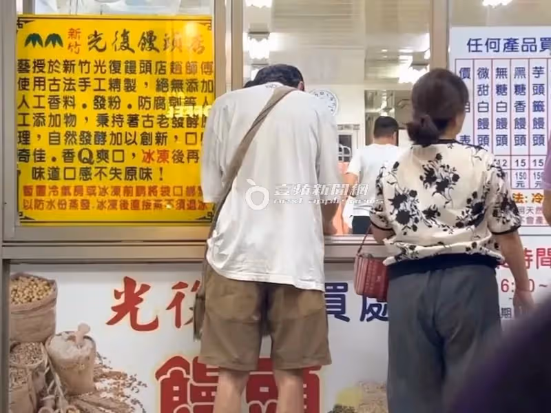 狗仔直擊｜「爺孫戀」男星搭捷運買饅頭接地氣　喜翔戴老花眼鏡滑手機