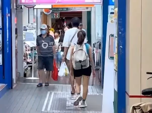 狗仔直擊｜「爺孫戀」男星搭捷運買饅頭接地氣　喜翔戴老花眼鏡滑手機