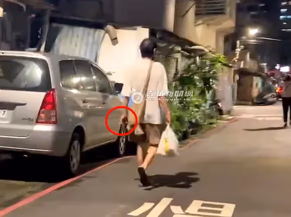 狗仔直擊｜「爺孫戀」男星搭捷運買饅頭接地氣　喜翔戴老花眼鏡滑手機
