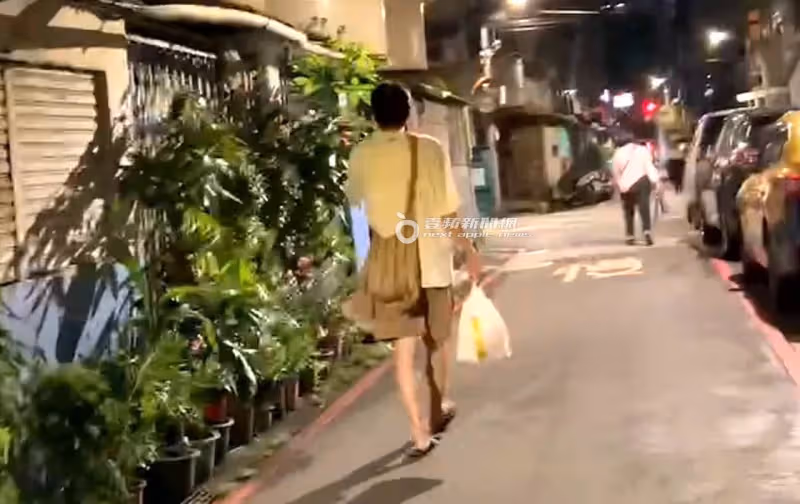 狗仔直擊｜「爺孫戀」男星搭捷運買饅頭接地氣　喜翔戴老花眼鏡滑手機