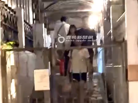 狗仔直擊｜「爺孫戀」男星搭捷運買饅頭接地氣　喜翔戴老花眼鏡滑手機