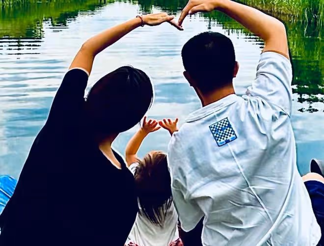 韓庚曬1歲女兒近照,小寶貝長勢喜人,挎著一籃水果凹造型超可愛