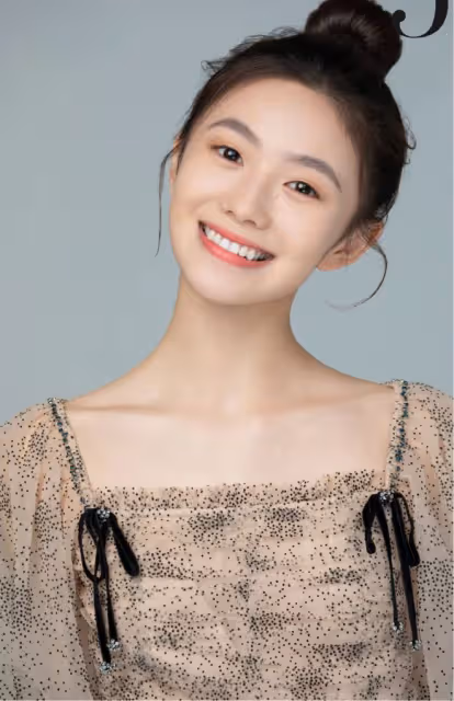 學舞蹈出身的劉浩存氣質太絕了!穿紗裙綁丸子頭,元氣滿滿好少女
